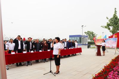 3.悟思想——中國二十二冶集團雄安公司黨委書記、紀(jì)委書記、代理工會主席胡明琦帶領(lǐng)全體黨員重溫入黨誓詞